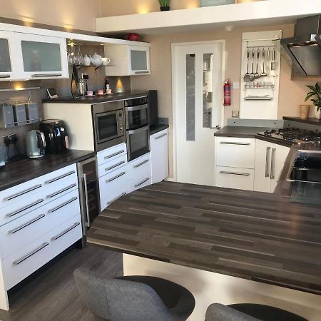 Hot Tub Accommodation North Wales Lodge Rhyl Buitenkant foto