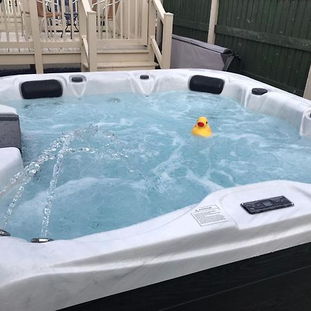 Hot Tub Accommodation North Wales Lodge Rhyl Buitenkant foto