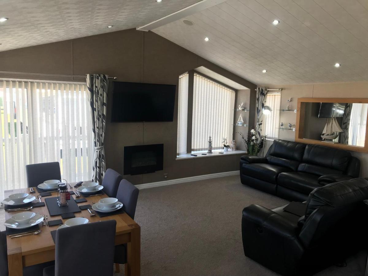Hot Tub Accommodation North Wales Lodge Rhyl Buitenkant foto
