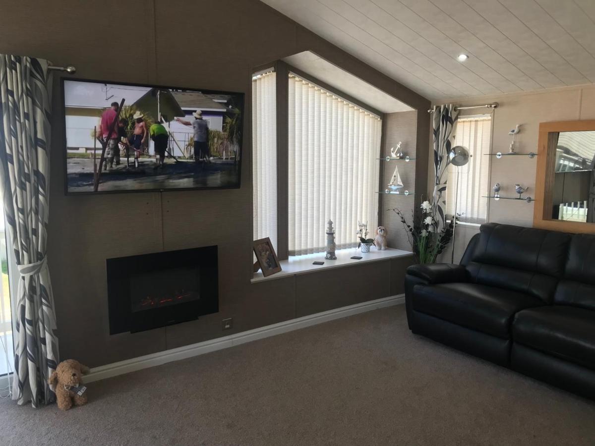 Hot Tub Accommodation North Wales Lodge Rhyl Buitenkant foto
