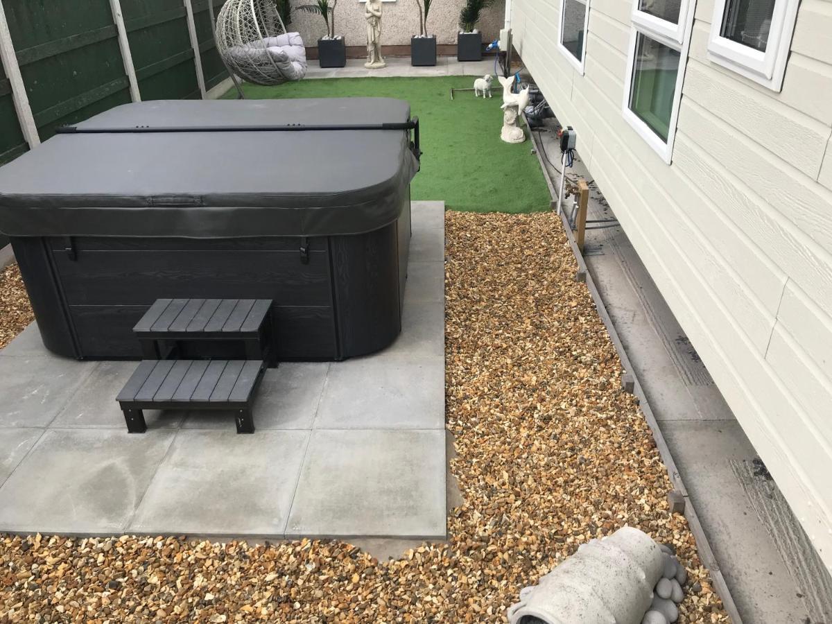 Hot Tub Accommodation North Wales Lodge Rhyl Buitenkant foto